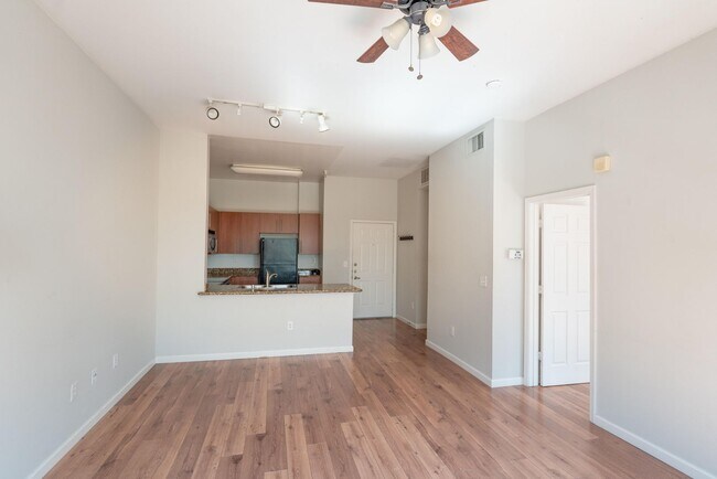 Building Photo - Excellent Downtown SJ Location! Light and ...
