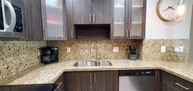Building Photo - 1400 SW 31st Ct