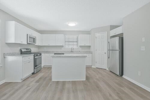 Building Photo - 3599 Oakshire Way SE