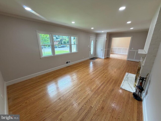 Building Photo - 3704 Bevan Dr