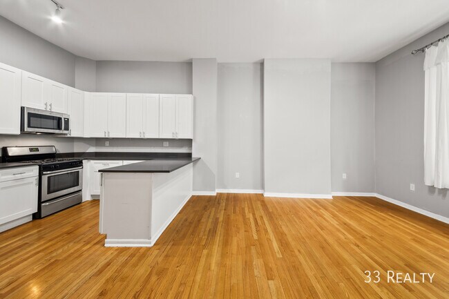 Foto del edificio - Spacious 4bd/2bth in heart of Wicker Park,...