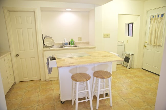 kitchen - 832 Cypress Ave