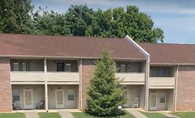 Primary Photo - Maplecrest Square Apartments