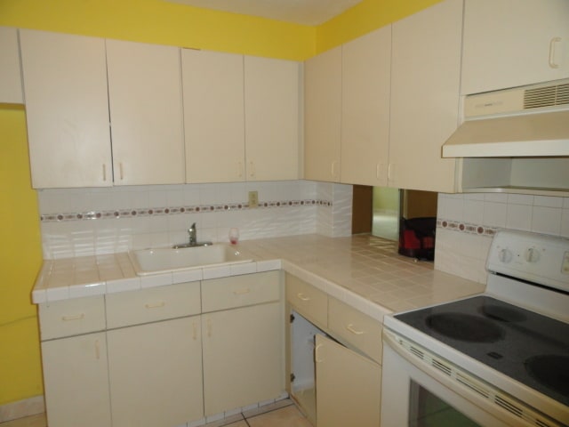 Foto del edificio - 120 Royal Palm Rd