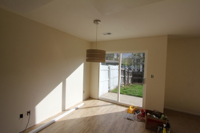 Building Photo - 425 Sundance Cir N