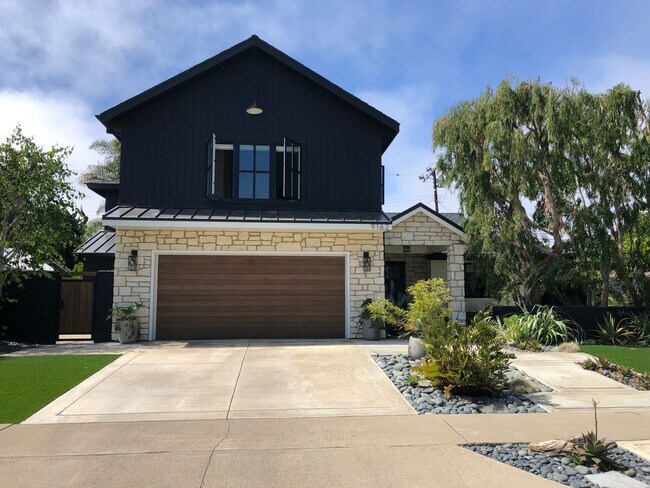 Foto del edificio - Rare custom home in South Huntington Beach