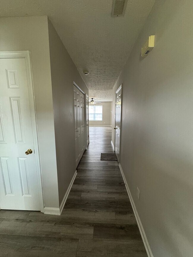 Foto del edificio - 684 Hummingbird Ln