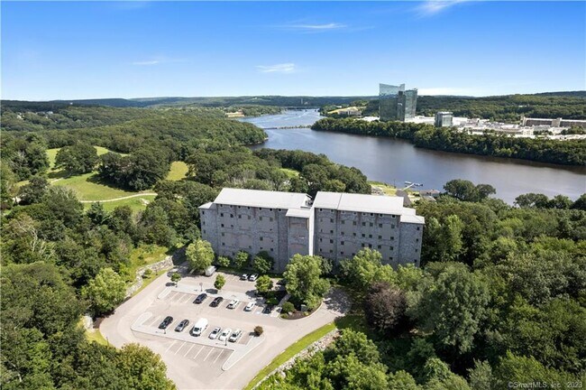 Foto del edificio - 586 W Thames St