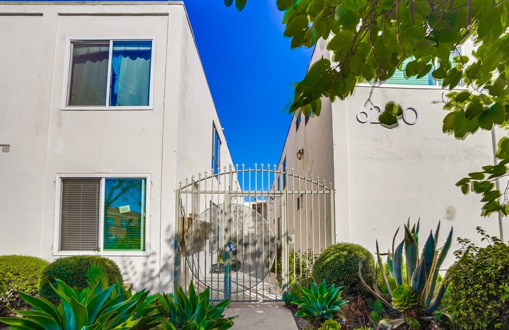 Foto principal - 6200 10th Ave