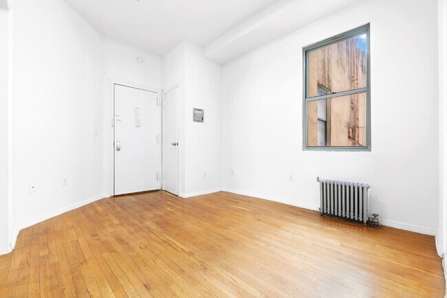 Foto del edificio - 247 W 63rd St