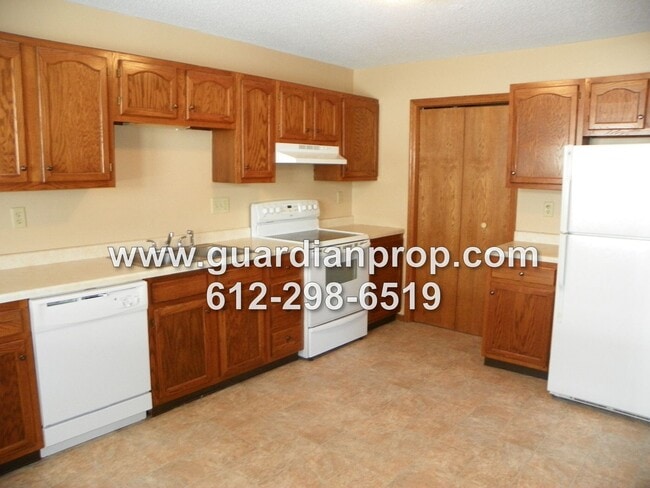 Foto del edificio - End Unit Townhouse Available June 1st, Vaulted Ceilings, Large Patio, Loft Area