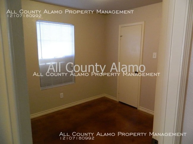 Building Photo - 3 bed 1 bath duplex