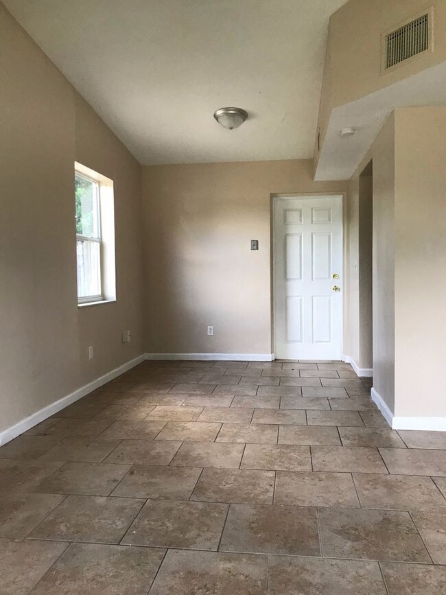Building Photo - 3 Bed 1 Bath Home | Pet Friendly | Washer Dryer Hook Ups | Section 8 Welcome