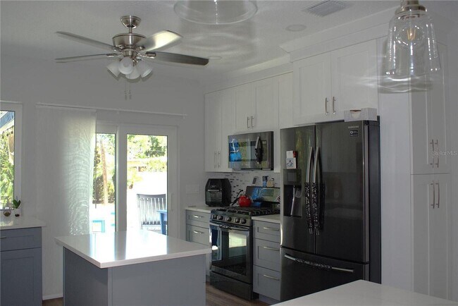 Foto del edificio - 4325 78th Ln N