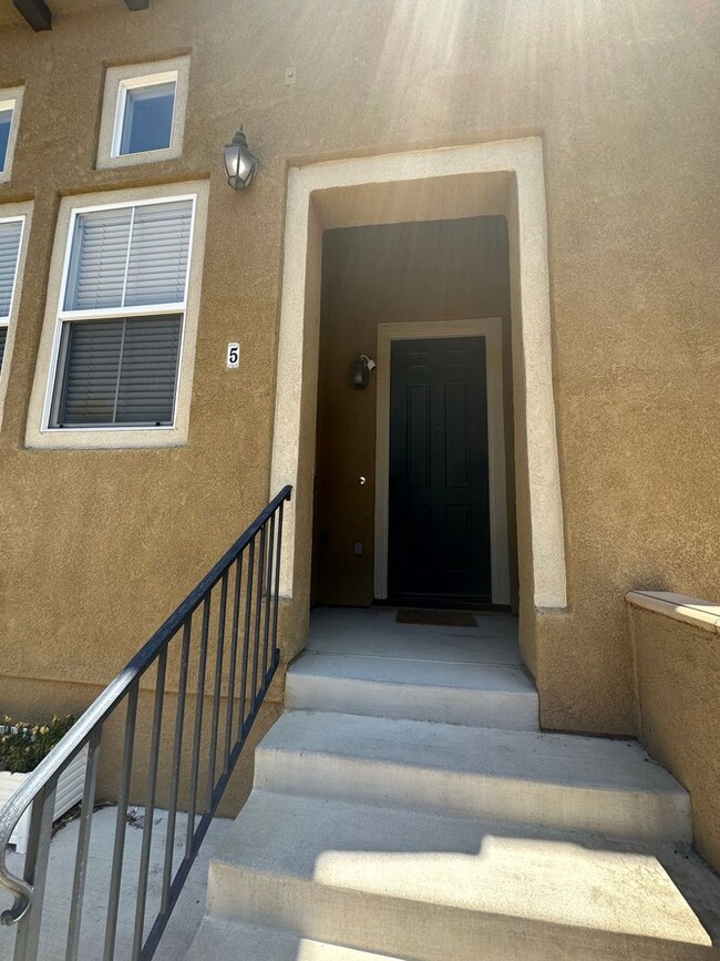 Foto del edificio - Stunning 3-Bedroom, 2.5-Bath Townhome in t...