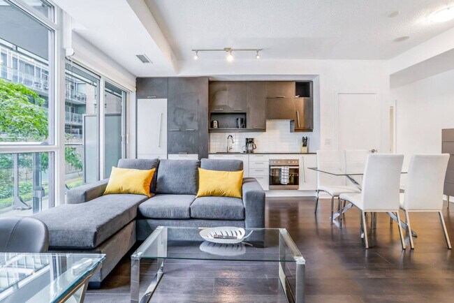 Building Photo - 199 Richmond St W