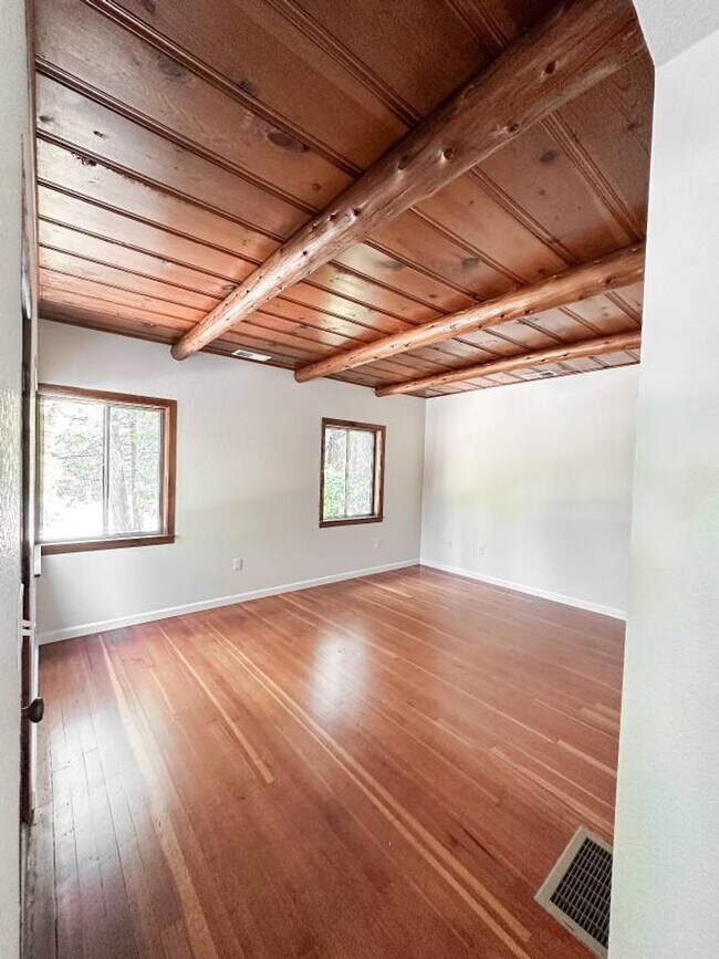 Building Photo - 3 Bedroom 2 Bathroom Cabin in Nevada City