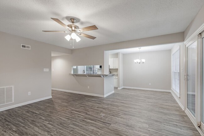 Foto del edificio - Discover Your Lakeside Oasis: 2 Bedroom Co...