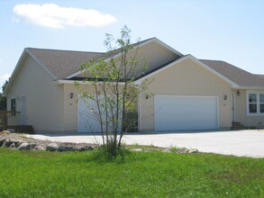 Building Photo - 227 Dakota Trl