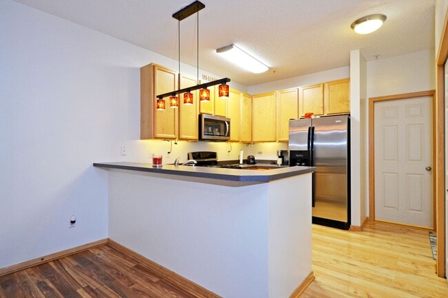 Building Photo - charming 3 bedroom 1 bathroom Available ri...