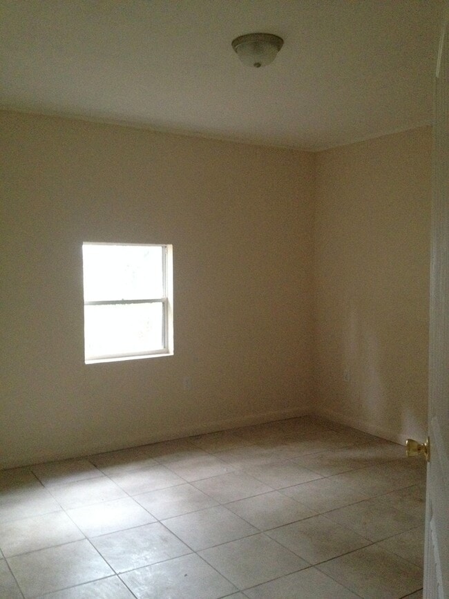 Building Photo - SPACIOUS 3BR/1BA w/Bar Area Off of Kitchen...