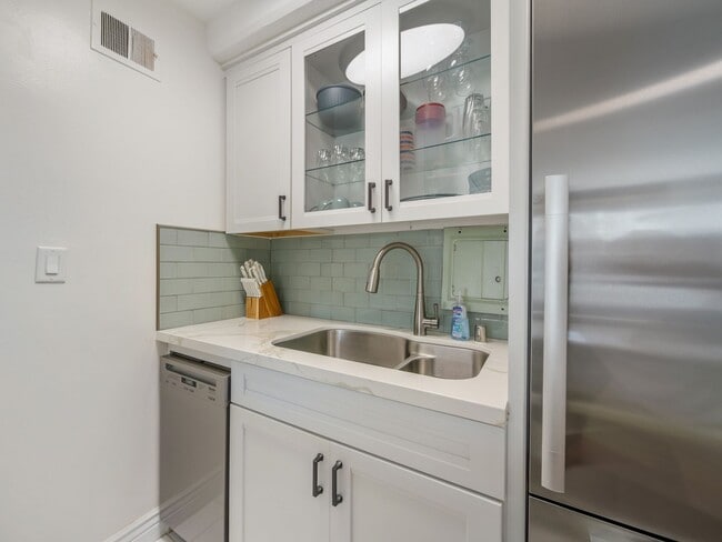 Building Photo - Stunning Fully Furnished 1 bedroom ALL utilities included!