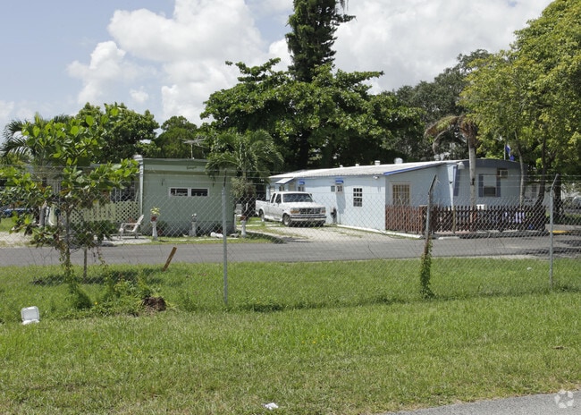 Building Photo - Colonial Acres