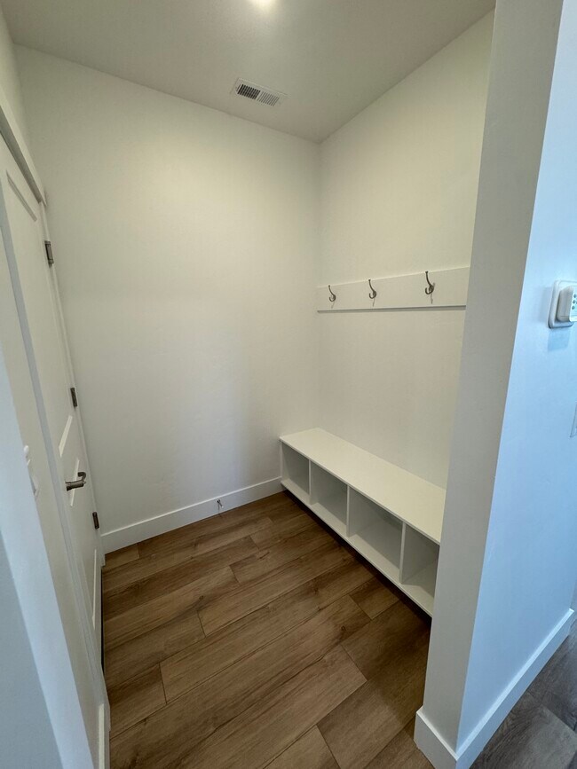 Foto del edificio - 6893 N Isaiah Ave