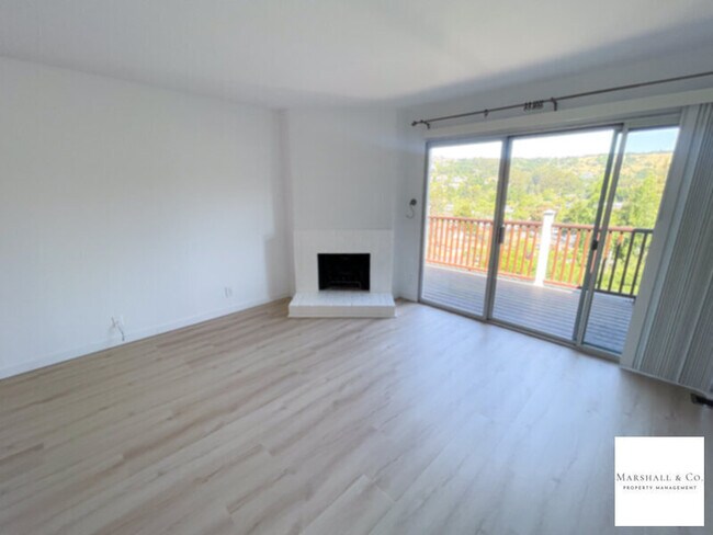 Building Photo - NEW PRICE!!! NEW FLOORS!!! TIBURON 2br/1.5...