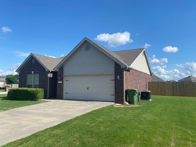 Building Photo - 5000 W Lakewood Ct