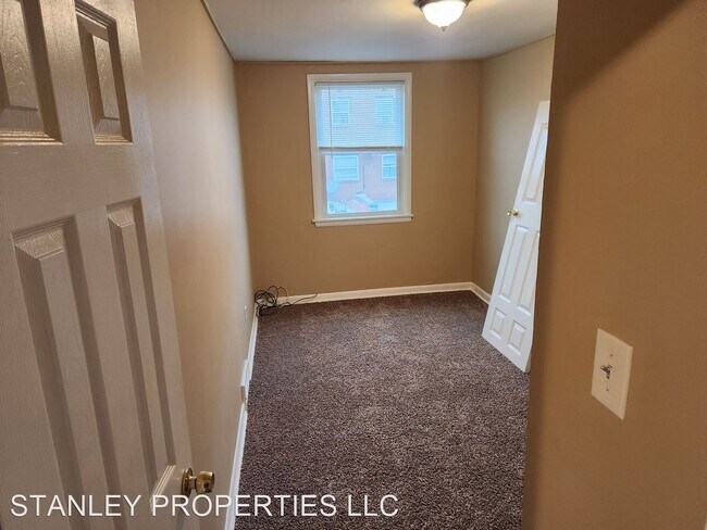 Building Photo - 3 br, 1 bath House - 439 Eastlawn St