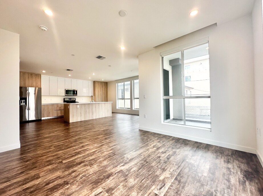 Primary Photo - 714 N Sweetzer Ave Los Angeles, CA 90069