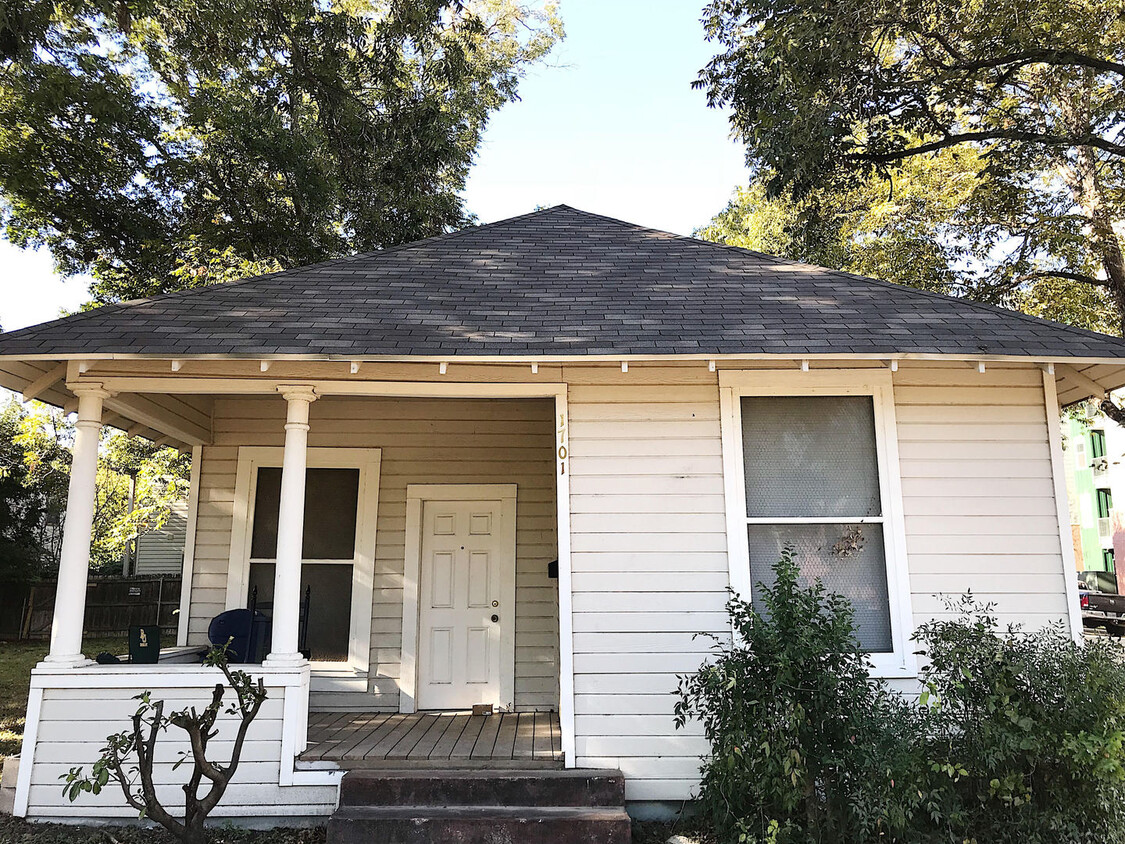 Primary Photo - Charming 3/1 House Walking Distance to Cam...