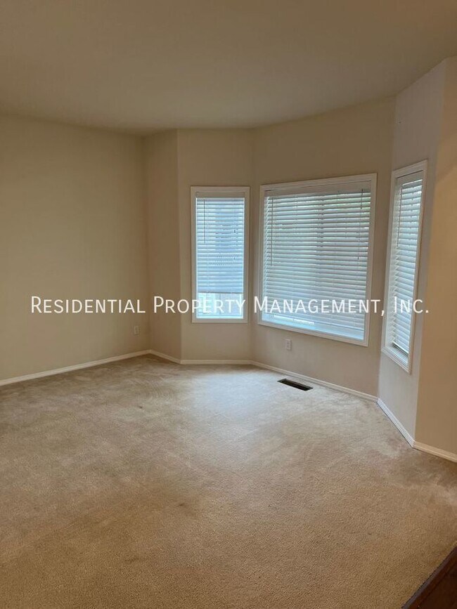 Foto del edificio - Located in the Heart of Bethany featuring ...