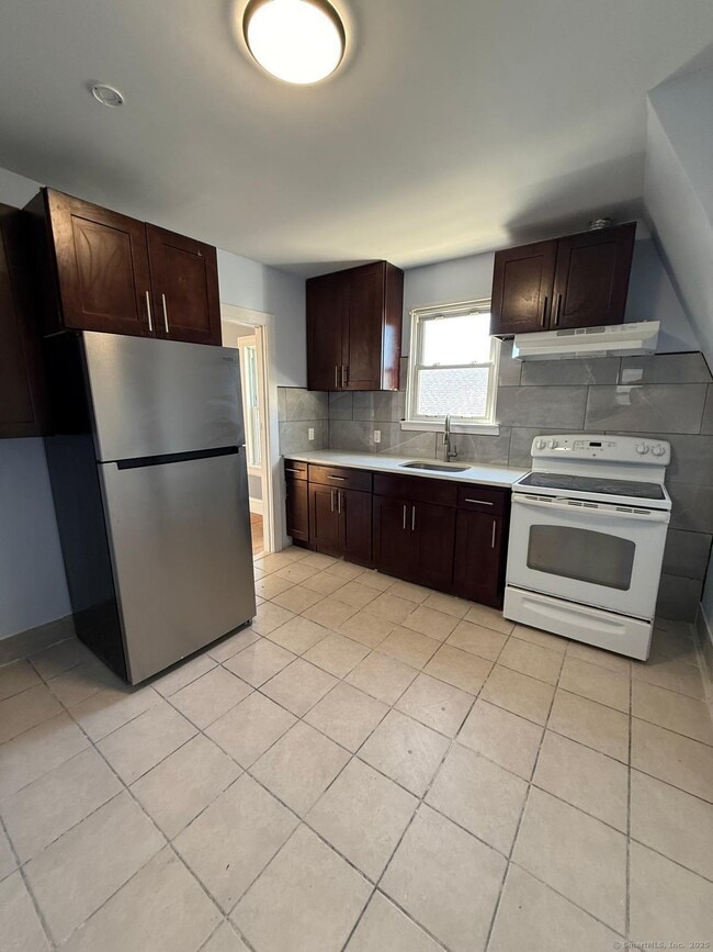 Foto del edificio - 498 Hawley Ave