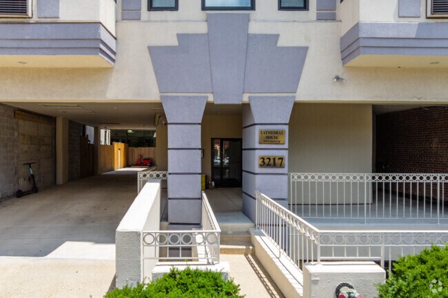 Entrada - 3217 Wisconsin Ave NW