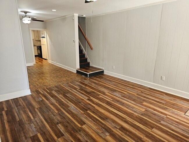 Building Photo - 721 W Oak St