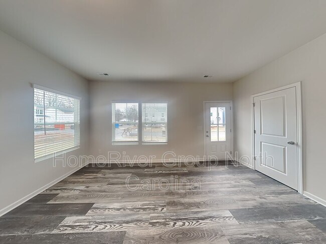 Building Photo - 104 Dogwood Ln