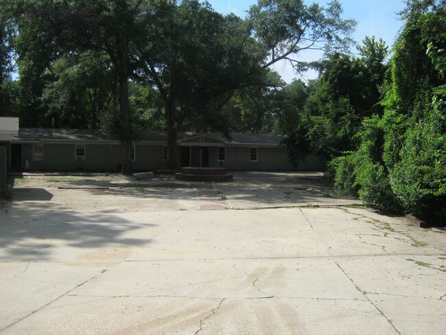 Building Photo - 741 Winston Rd