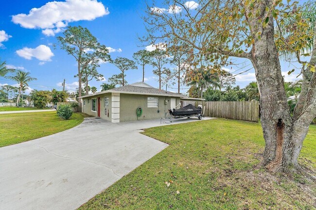 Foto del edificio - 5854 SE Orange Blossom Trail