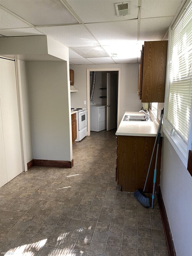 2 br, 1 bath Duplex 913 Fremont Street B Townhome Rentals in