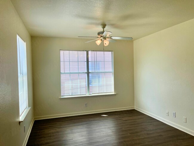 Foto del edificio - 13031-13033 O'Connor Cove