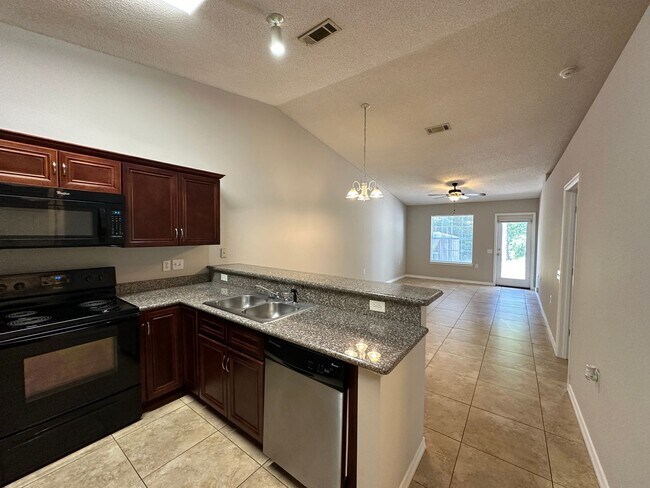 Foto del edificio - 2 bedroom 2 bath cottage home for rent in Hampton Lakes!