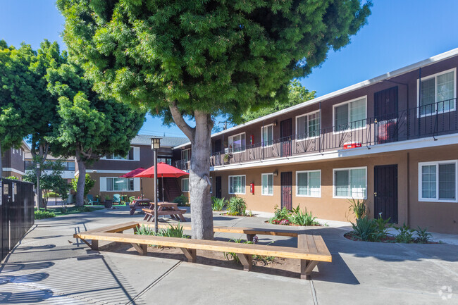 Building Photo - Surrey Square Apartments