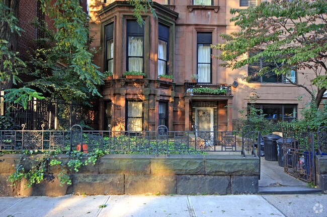 Building Photo - 372 Clinton Ave