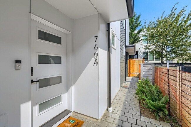 Building Photo - Green Lake Townhome