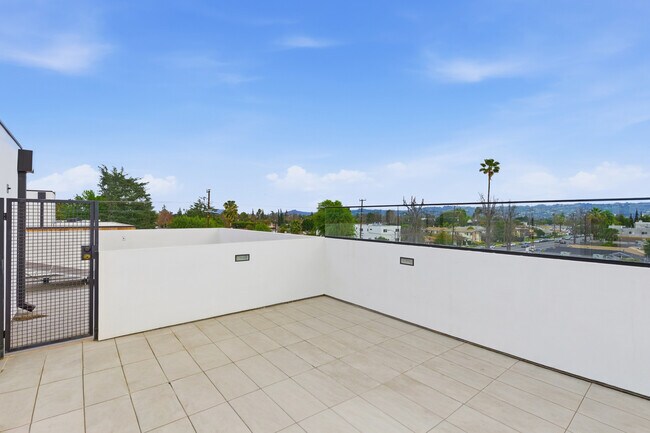 Foto del edificio - 5805 Kester Ave