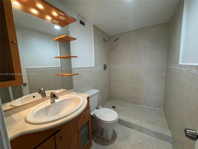 Building Photo - 400 Kings Point Dr