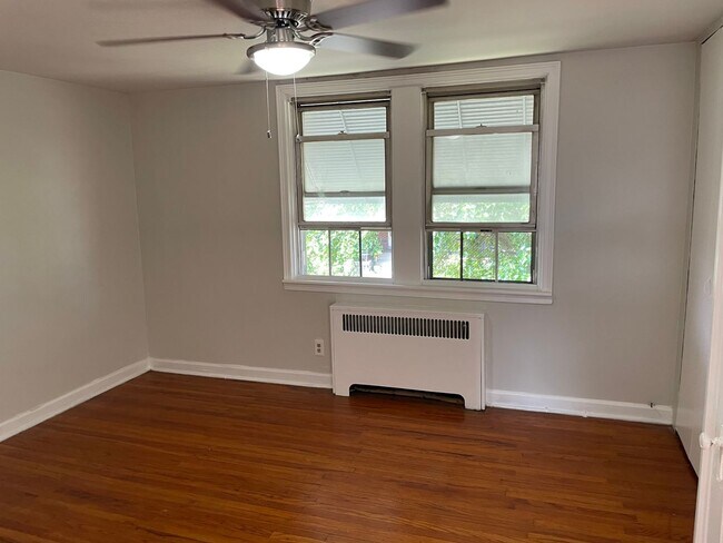 Foto del edificio - Charming 3-Bedroom Home in Tacony Available Now!
