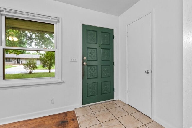 Building Photo - 4/2 in Springdale with a Huge Yard!